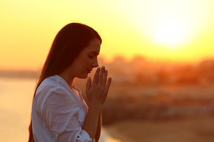 女性が祈っている写真