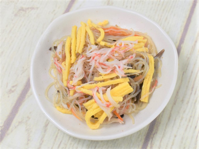 お皿に盛った「香り箱の中華風春雨サラダ」の画像
