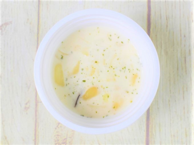 フタを開けた「秋の味覚！ ６種きのこのクリームスープ」の画像
