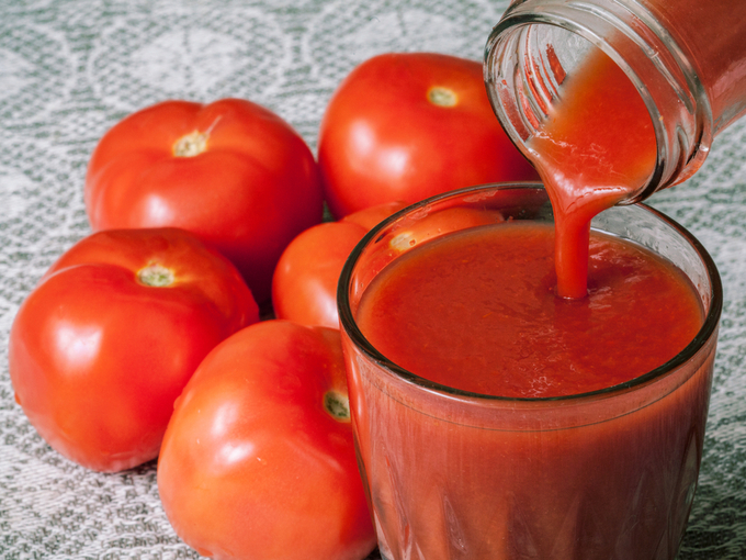 トマトジュースを注いだグラス