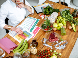 健康によい献立を組み立て、ダイエット計画をつくる栄養士
