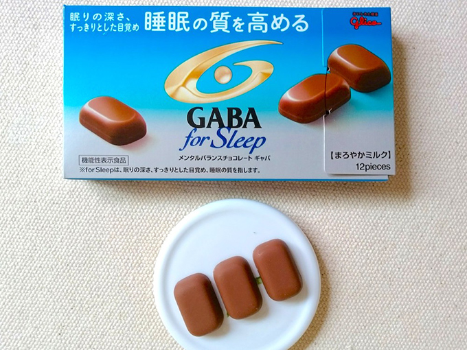 GABAチョコの箱とチョコレート３粒