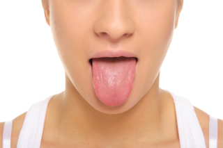 舌を出す女性の画像