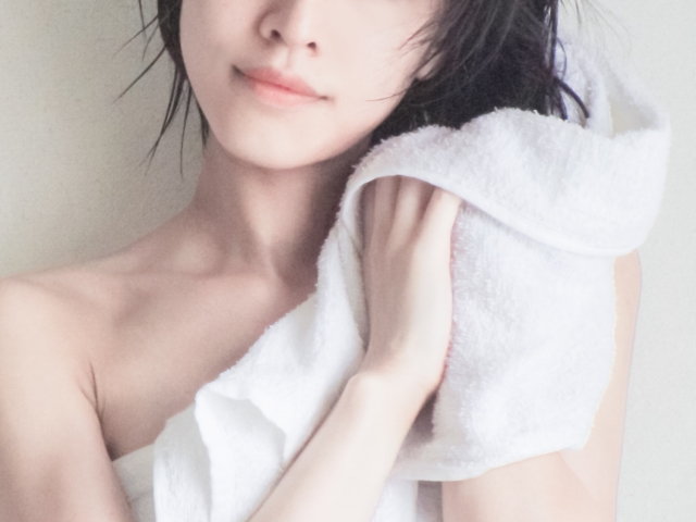 タオルで髪を乾かす女性の写真