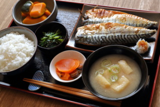 おぼんにサバやお味噌汁、ご飯がのった和食定食