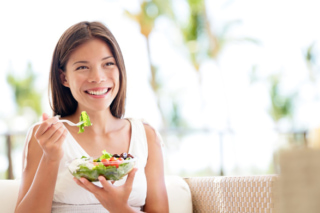 サラダを食べる女性の画像