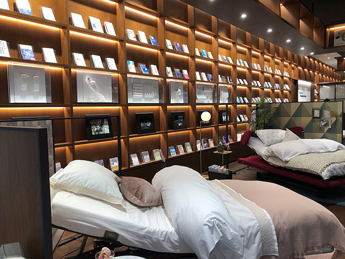 ベッドや睡眠に関する書籍などが展示されている「パラマウントベッド眠りギャラリーTOKYO」