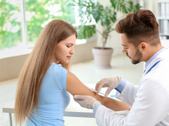 インフルエンザのワクチン接種を受ける女性
