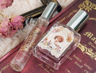 《BEAUTY COTTAGE（ビューティーコテージ）》ビクトリアンロマンスの香水「ラブ ノスタルジア オードパルファン」がレトロ可愛いと話題に！甘く優しいローズの香りをお試し