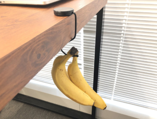 オフィスの「置きバナナ」の保管にぴったり！ 100均のバッグハンガー活用術 #Omezaトーク