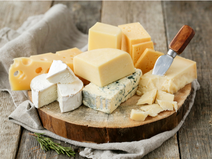 木の皿にのったさまざまな種類のチーズ