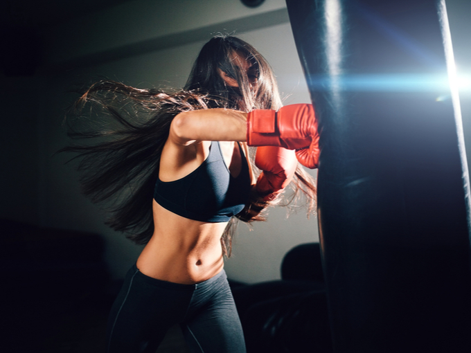 ボクシングのエクササイズに励む女性