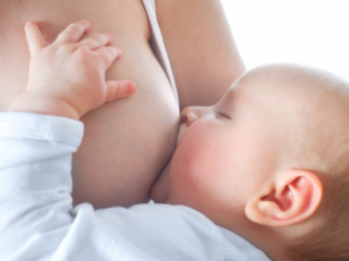母乳を飲む乳児