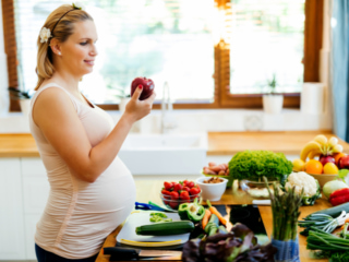 フルーツや野菜を調理する妊婦