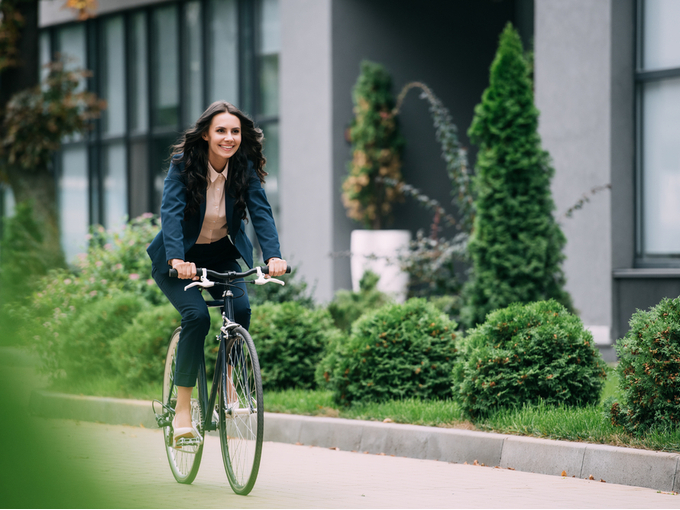自転車で通勤する女性
