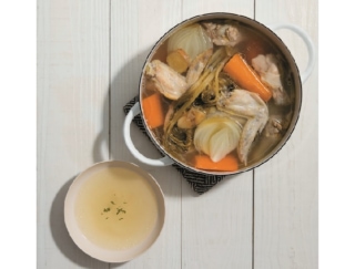 NYで大ブームの“飲む美容液”　手羽先と野菜で煮込んだ「骨だしスープ」の作り方