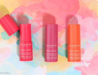 ＜CLARINS(クラランス) 2020夏コスメ＞目元とチークに使えるスティック状アイ＆チークカラー《ツイスト＆グロー パウダースティック》が5/22限定発売！