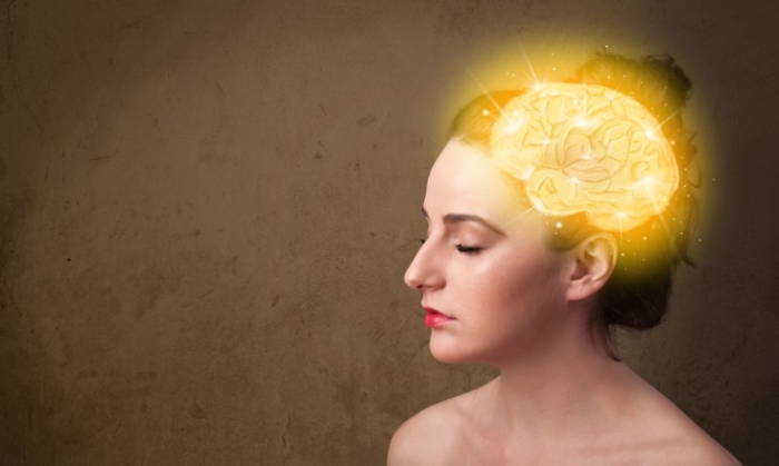 脳が金色に光る女性の画像