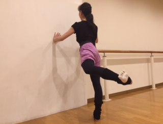 バレエダンサー直伝！ お尻や胸を鍛えて美ボディを作る「壁ストレッチ」