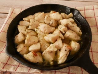 コトコト煮込むだけ♪ 簡単フレンチ風の作り置き「鶏むね肉の絶品コンフィ」#今日の作り置き