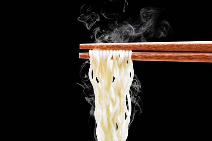 麺と箸の画像