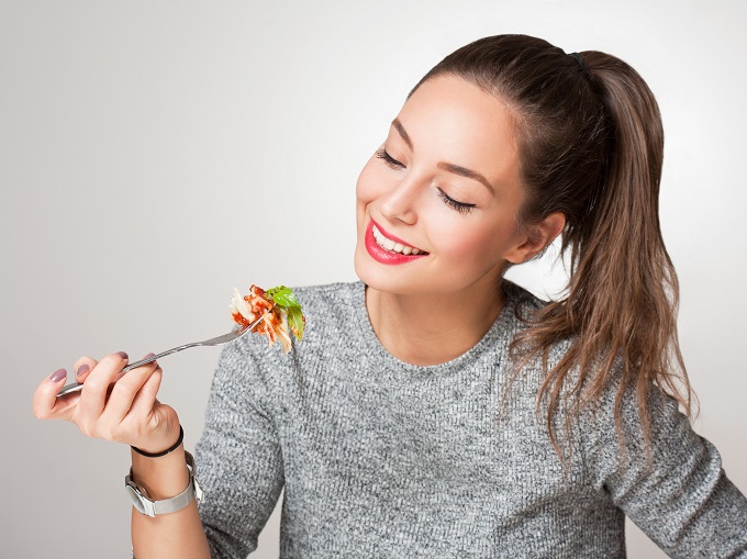 食事をしている女性の画像