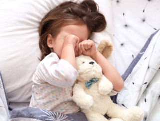 何時に寝かせるのが正解？ 幼少期の睡眠不足は「心・体・脳」の成長に悪影響