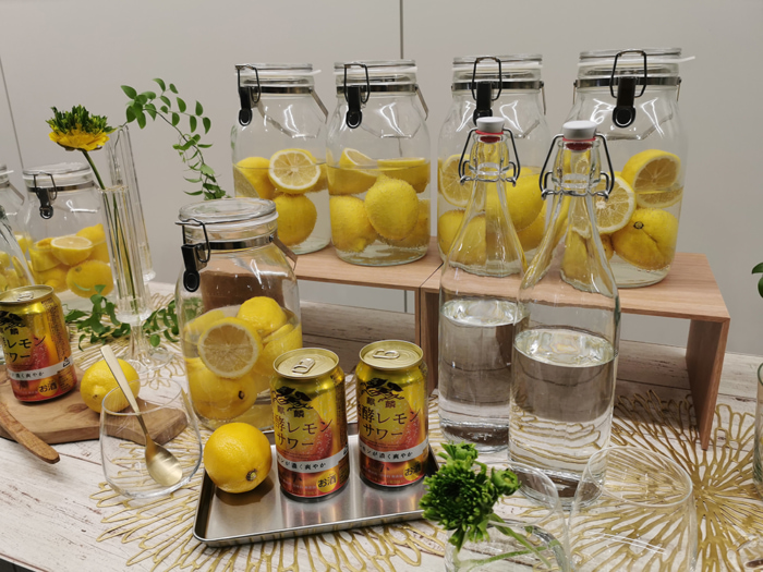 レモンと発酵レモンサワーの写真