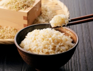 玄米のほうが白米の６倍も含まれる成分は、何だと思う？～ダイエットに役立つ栄養クイズ～