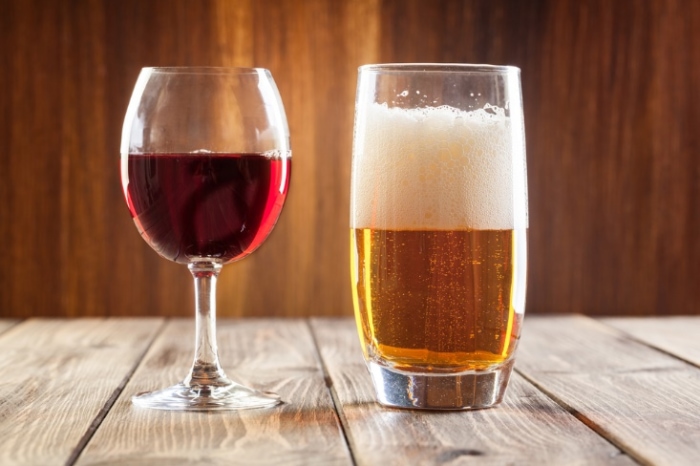 ビールと赤ワインの画像