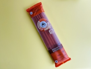 レンズ豆入りの赤い麺！ カルディで見つけた「食物繊維＋たんぱく質」がとれるオーガニックパスタ
