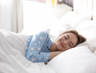 睡眠中に体が回復しやすい人の特徴は？ 海外研究が注目！「食との関連」で見えてきた条件