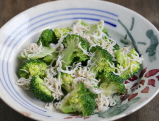 レンチンして和えるだけ！ 温野菜サラダ「ブロッコリーとしらすのポン酢バター」 #腸活レシピ