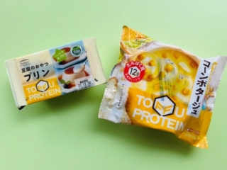 「豆腐のスープ コーンポタージュ」(右)と「豆腐のおやつ プリン」（左）