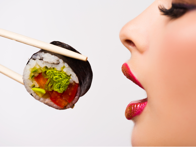 寿司を食べる女性