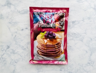 おうちでカフェ気分♪ もちもち食感＆甘さ控えめなカルディの『紫芋パンケーキミックス』