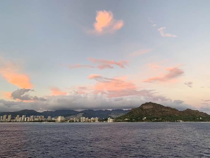 日が沈み始めたハワイの海