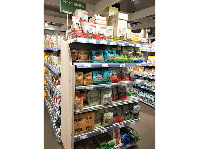 「senza grutine（＝グルテンフリー）」のパスタ製品が並ぶスーパーマーケットの売り場