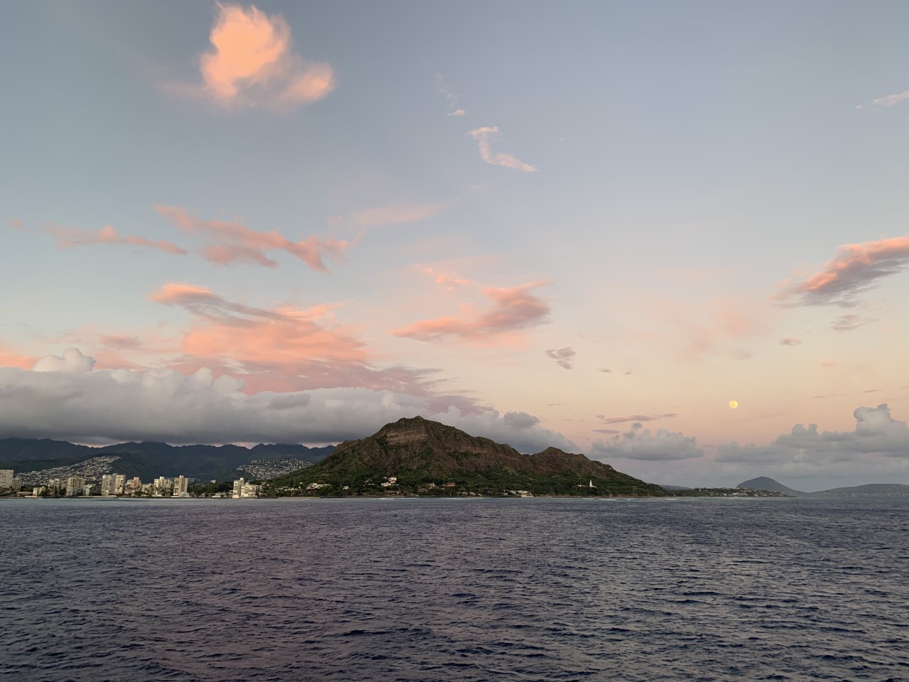 ハワイの海と遠くに見える山