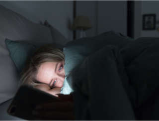 眠るときは真っ暗に。明るい環境で寝ると太る、その理由は？ 海外研究が報告