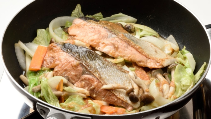 ［鮭のちゃんちゃん焼きレシピ］簡単で野菜もたっぷり摂れる！