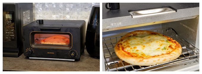 ピザを焼いているところと焼きあがったピザ　