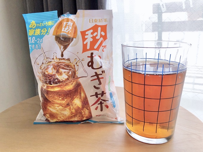 「秒でむぎ茶」とコップに入った麦茶