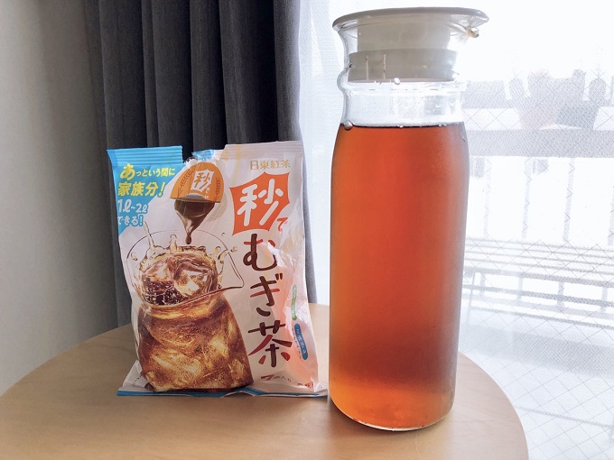 「秒でむぎ茶」と容器に入った麦茶