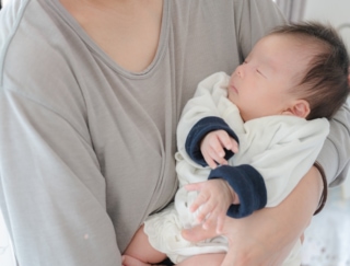 助産師解説！ 産後の姿勢変化を予防するための注意点。正しい授乳姿勢と抱き方のコツ
