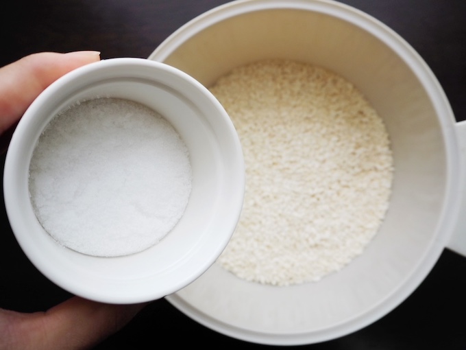 ボウルに米麹を入れて軽くほぐし、塩を入れる