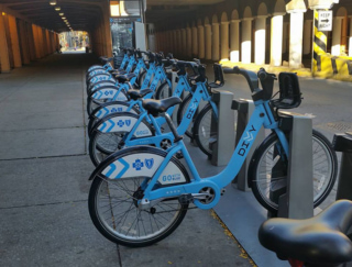 通勤にも、通学にも、観光にも！　シカゴの街をさっそうと走る青い自転車