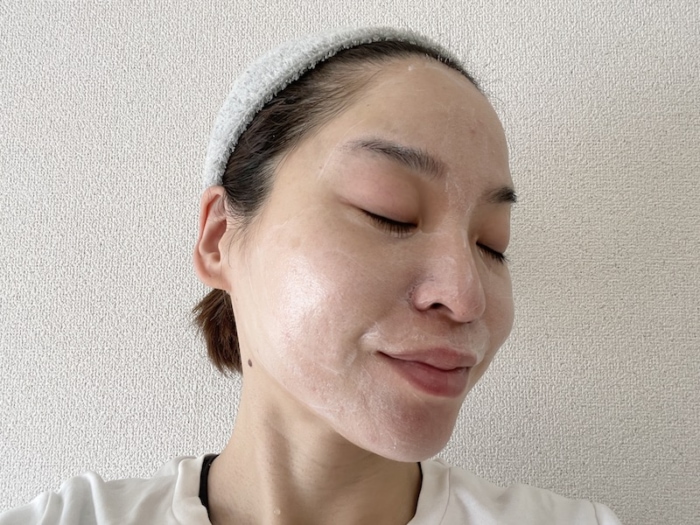 Bbラボラトリーズ モイストバランシングマスクPro.（マスク）を洗顔後の顔に塗る