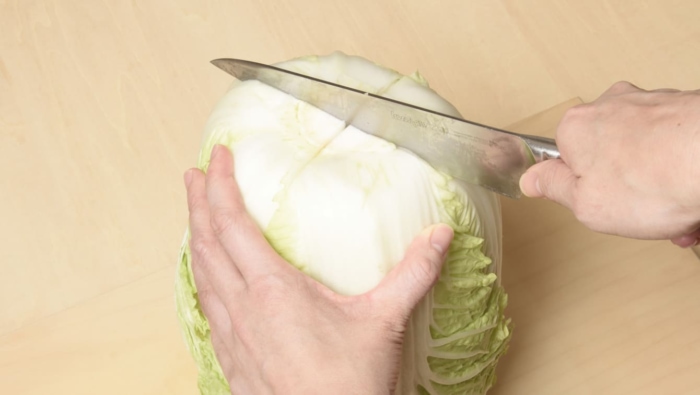白菜を包丁で切っている画像