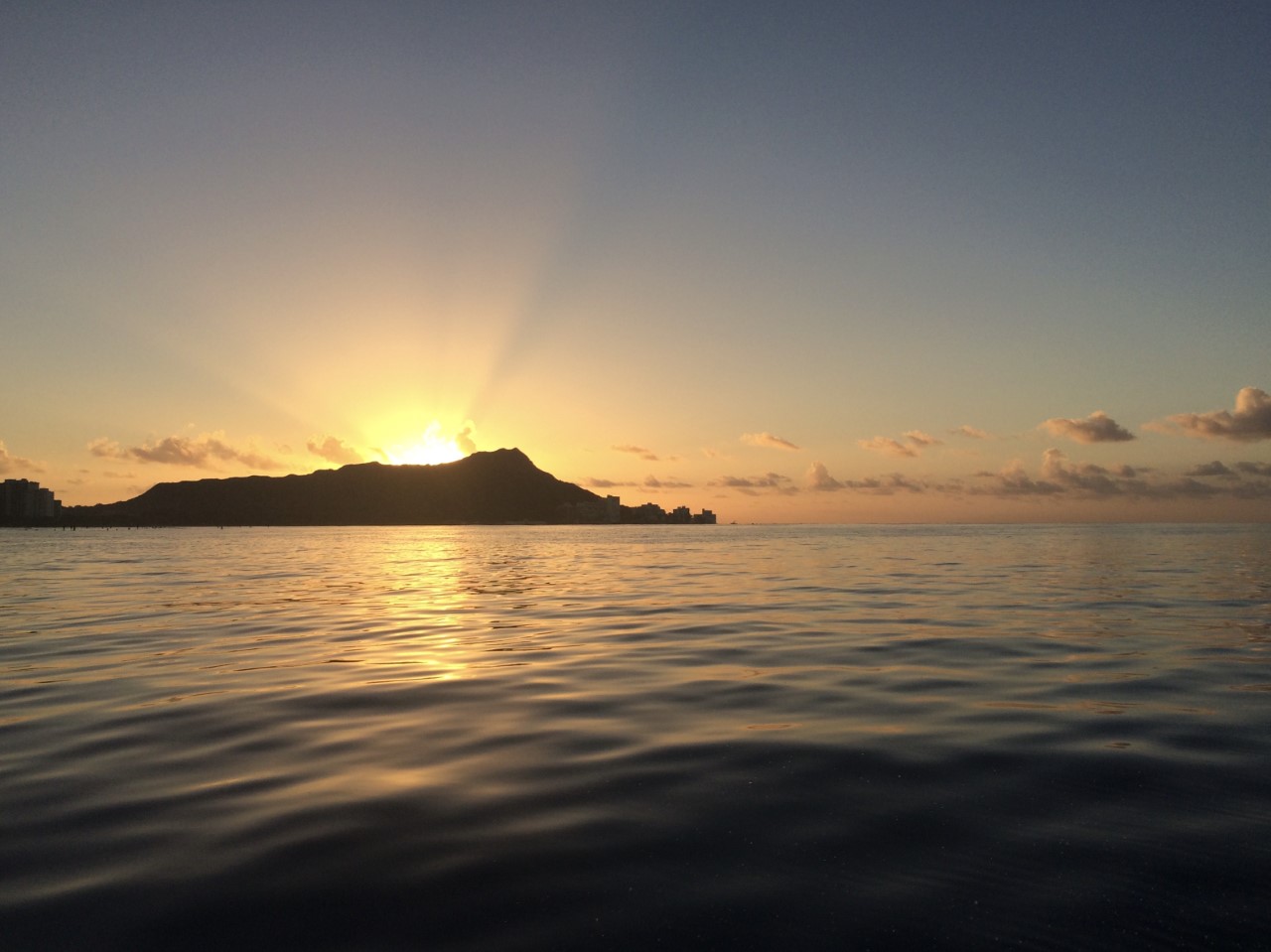 ハワイの海から見える夕日